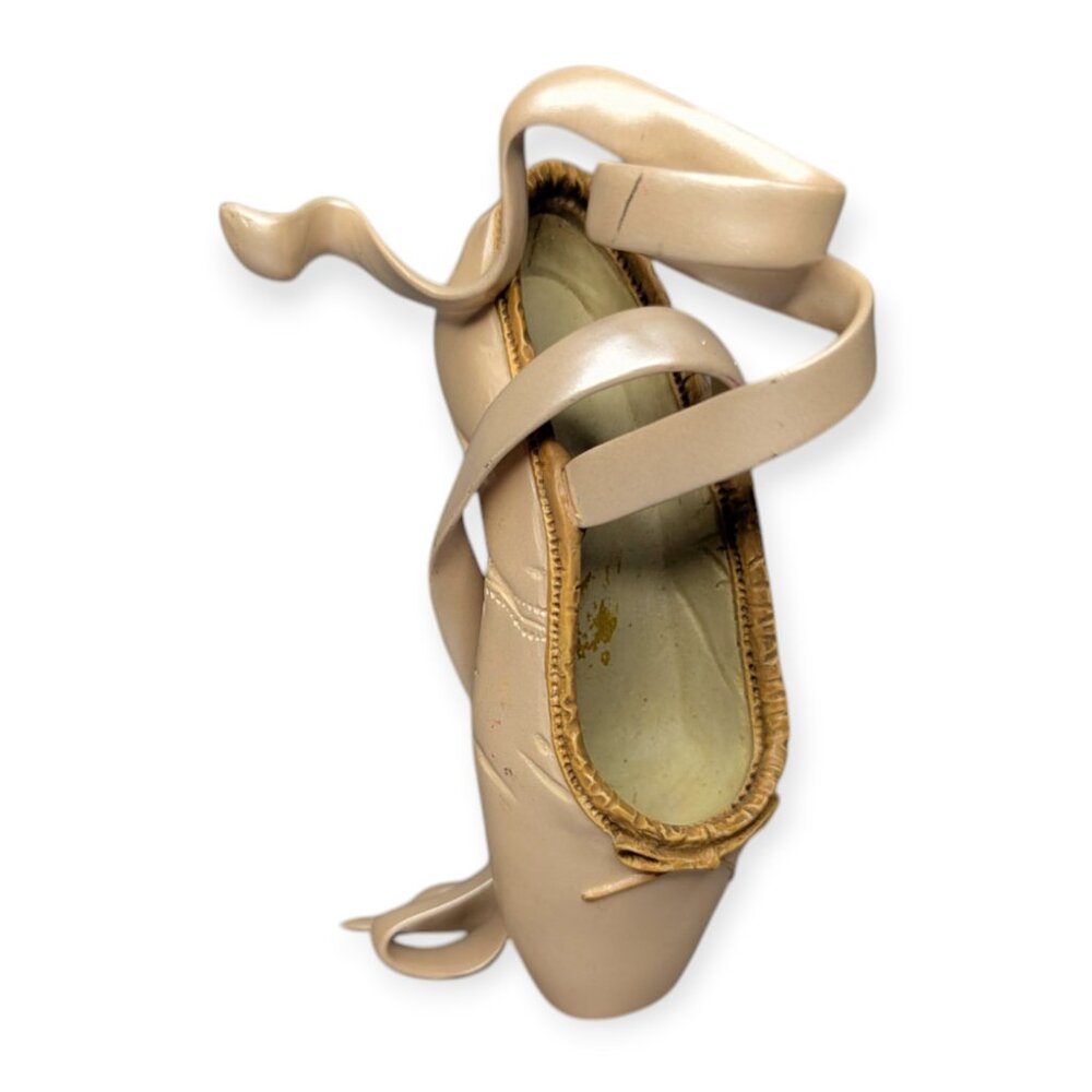 Just the Right Shoe En Pointe #25006 1999 by Raine Miniature Shoe